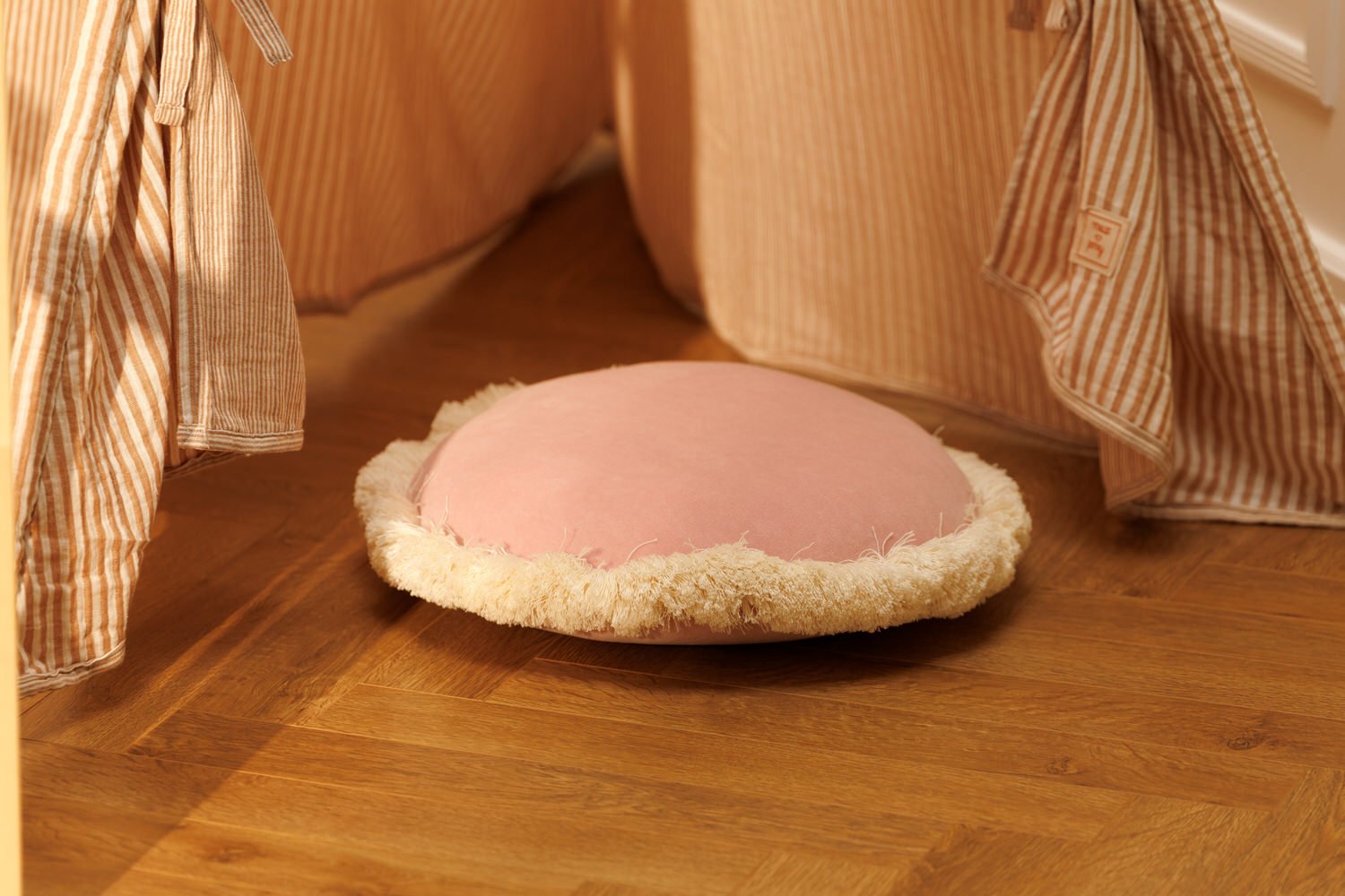 Cojín Redondo de Terciopelo con Flecos - Rosa Empolvado Cojín Redondo de Terciopelo con Flecos - Rosa Empolvado