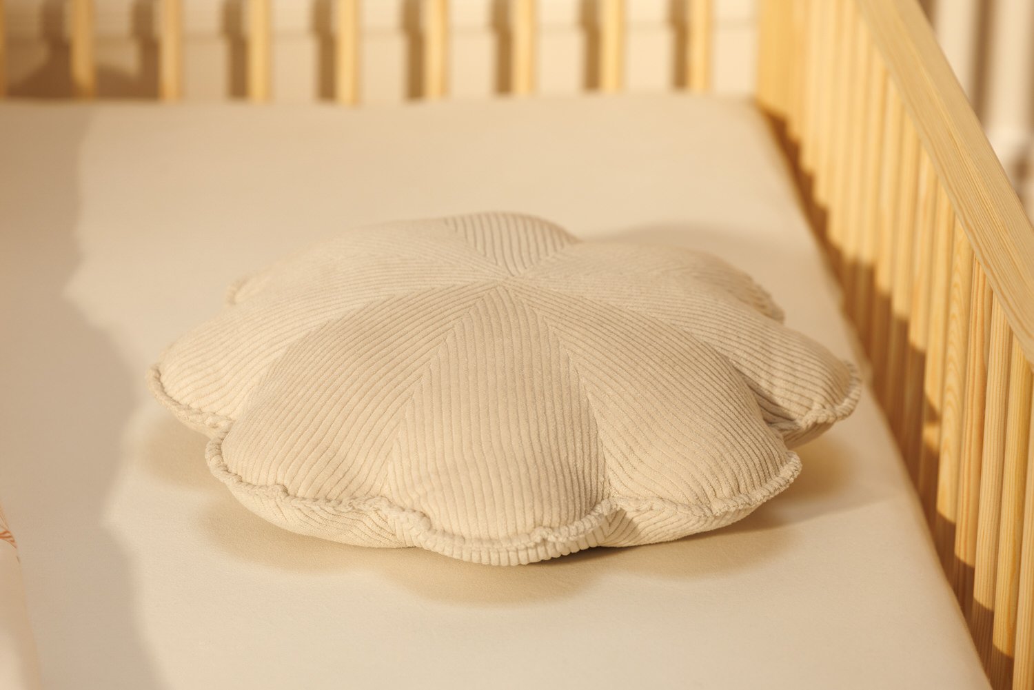 Coussin Fleur en Velours Côtelé Écru Coussin Fleur en Velours Côtelé Écru