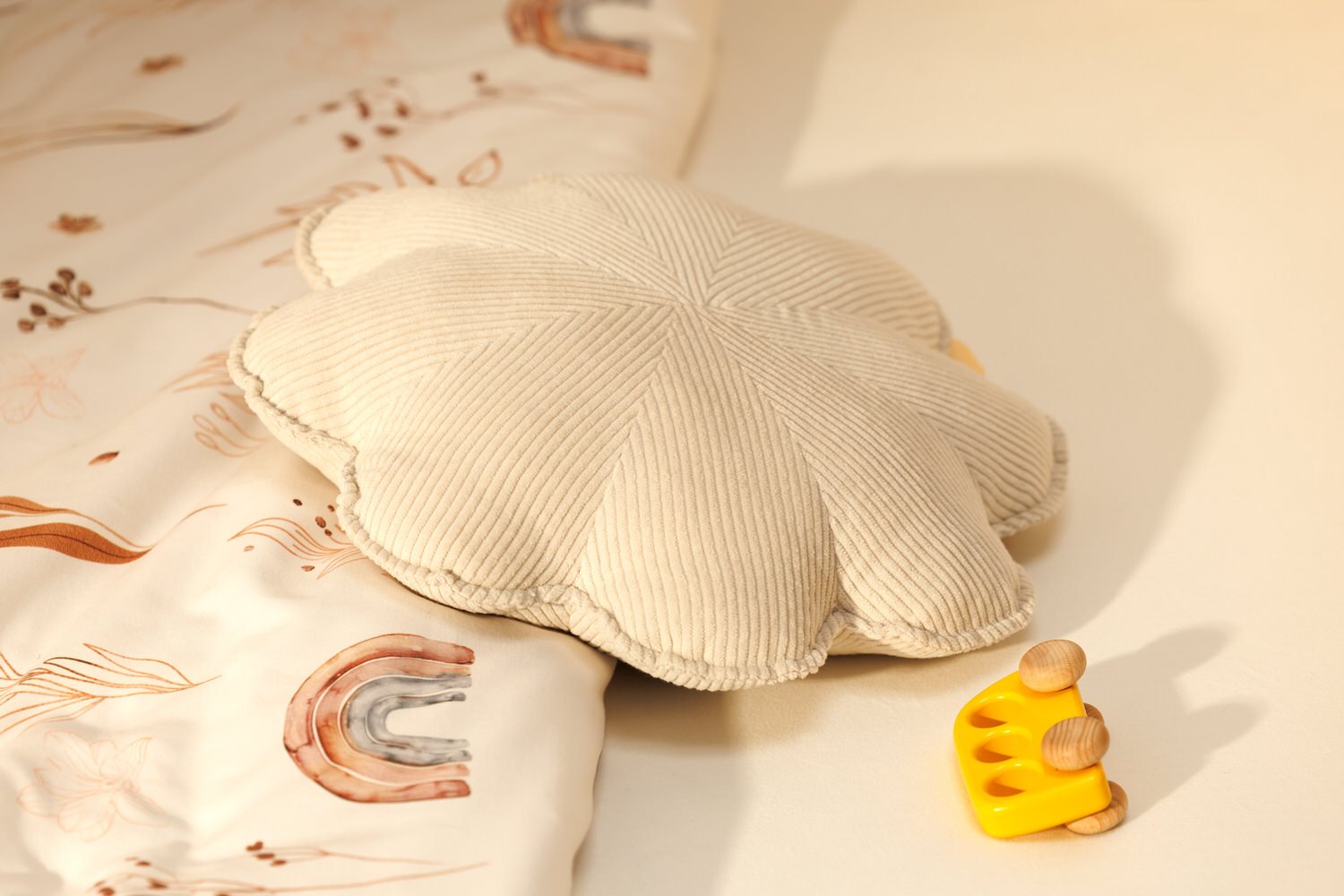 Coussin Fleur en Velours Côtelé Écru Coussin Fleur en Velours Côtelé Écru