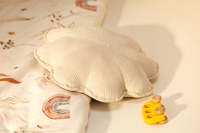 Coussin Fleur en Velours Côtelé Écru