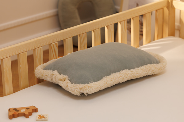 Rechteckiges Velour-Kissen mit Fransen - Salbeigrün