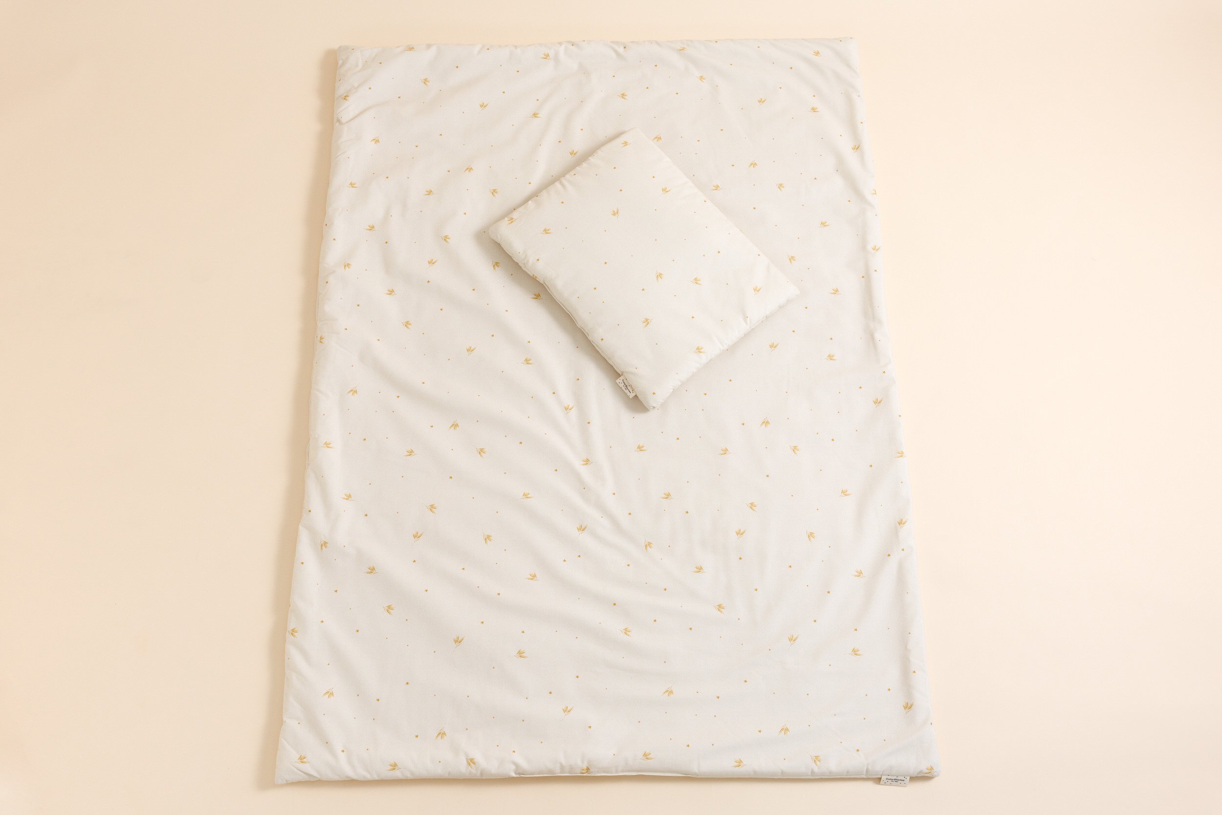 Angel Dust Bettdecke und Kissen Set 75x100 Angel Dust Bettdecke und Kissen Set 75x100