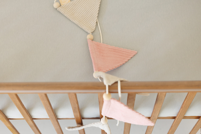 Girlanda trojúhelníky z manšestrového sametu Krémová a Růžová