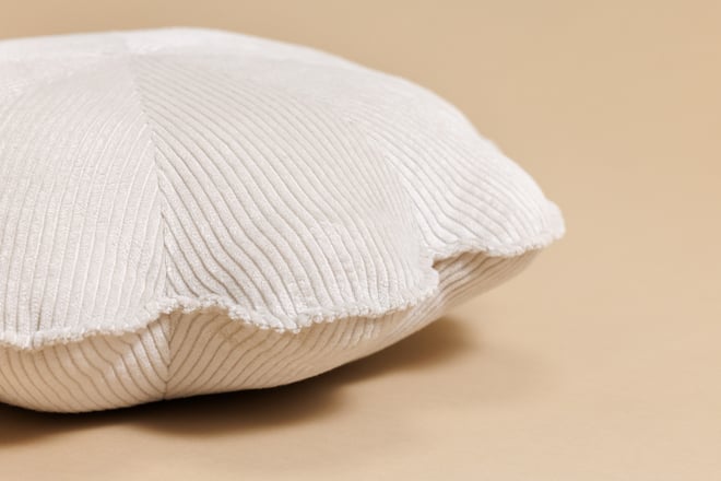 Coussin Fleur en Velours Côtelé Écru