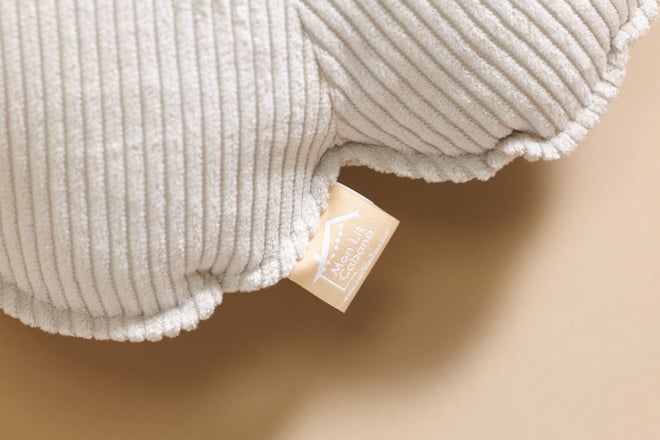 Coussin Fleur en Velours Côtelé Écru
