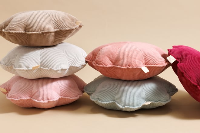 Coussin Fleur en Velours Côtelé Framboise