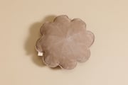 Coussin Fleur en Velours Côtelé Framboise