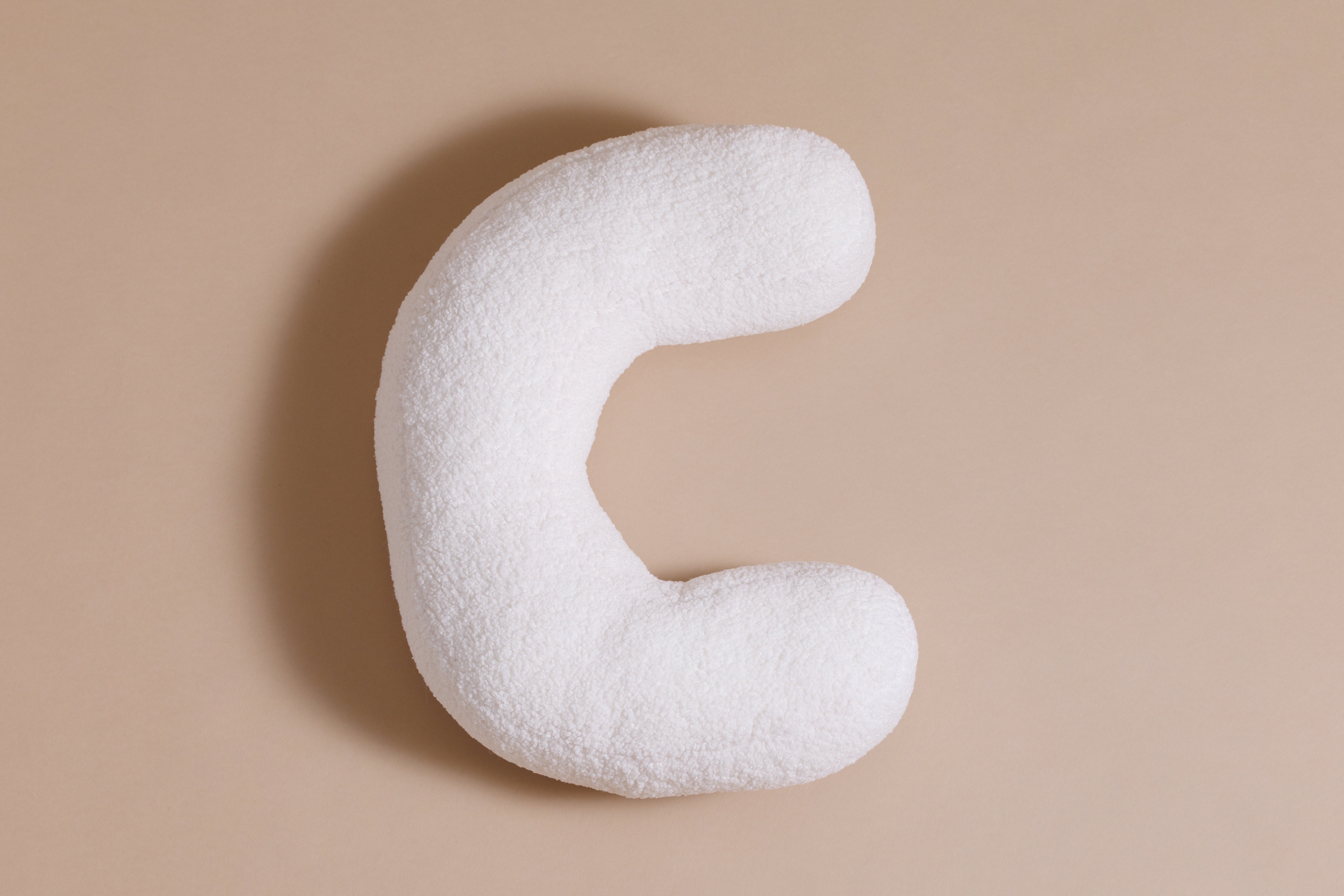 Coussin Lettre C - Bouclé Blanc Coussin Lettre C - Bouclé Blanc