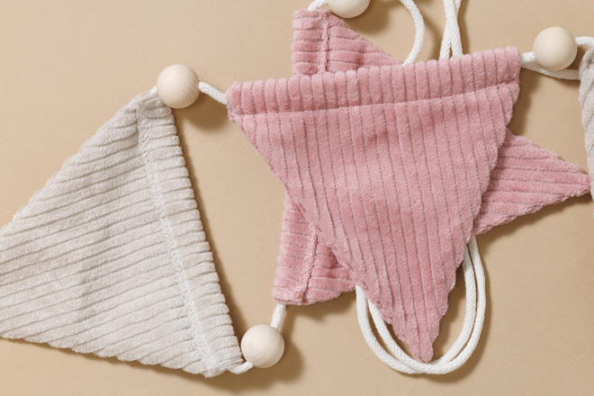 Girlanda trojúhelníky z manšestru Krémová a Růžová