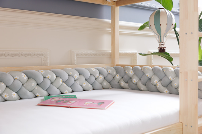 Daisies Sage Green Bed Bumper - 4 Ropes