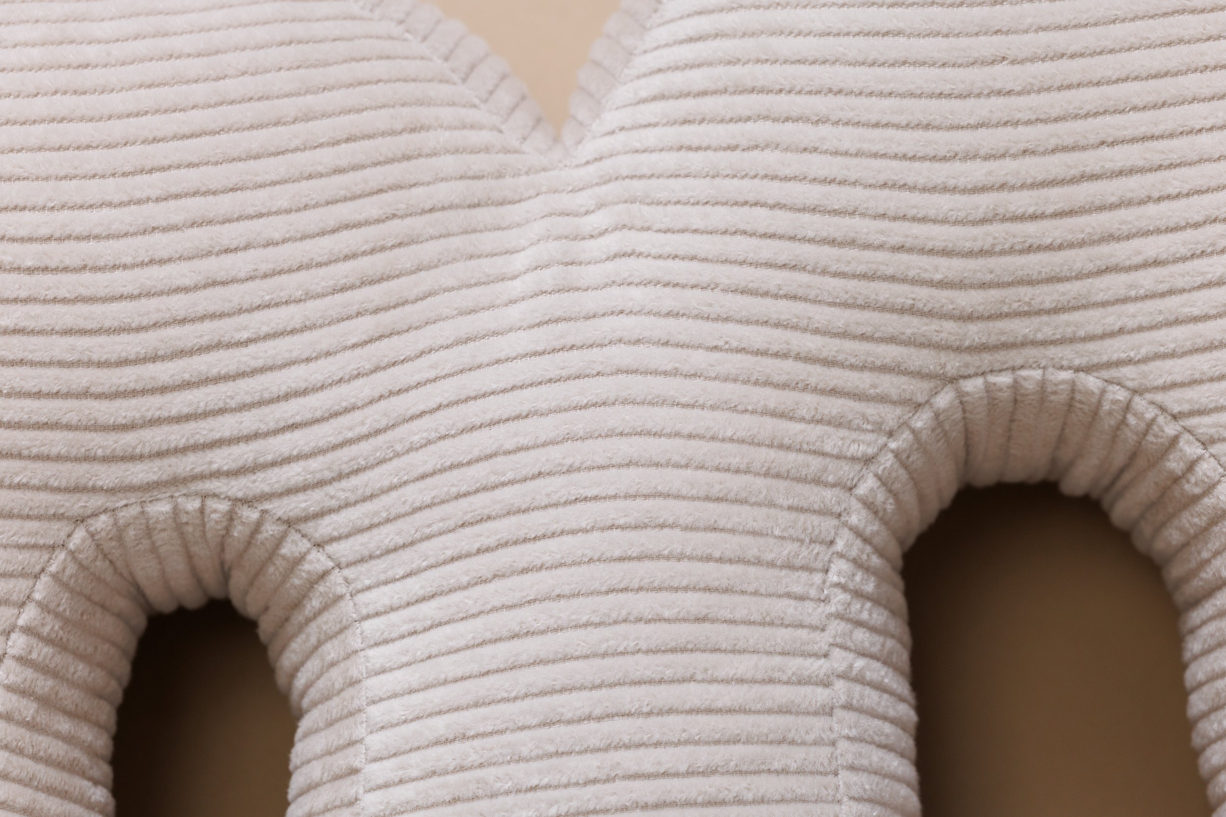 Coussin Lettre B - Velours Côtelé Écru Coussin Lettre B - Velours Côtelé Écru