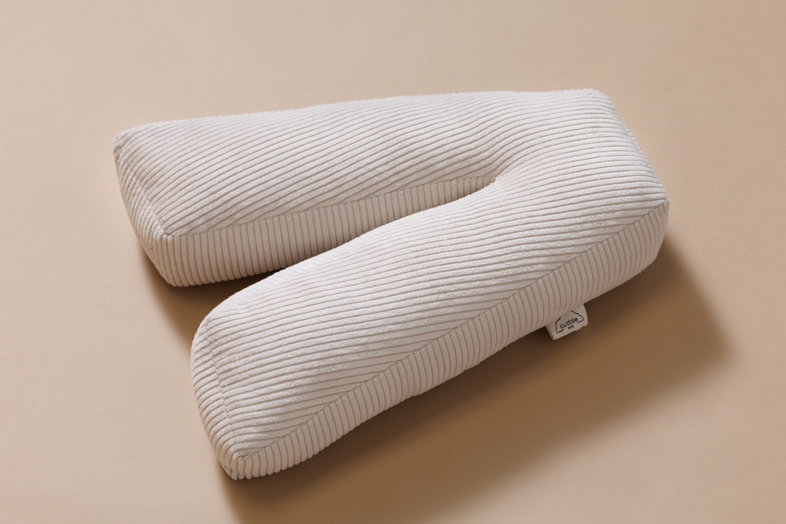 Coussin Lettre V - Velours Côtelé Écru Coussin Lettre V - Velours Côtelé Écru