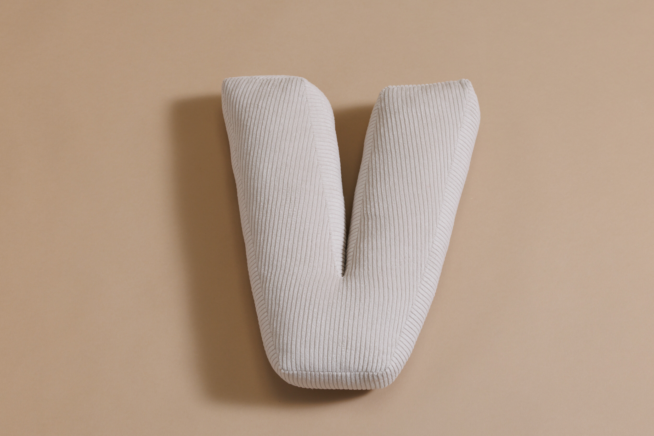 Coussin Lettre V - Velours Côtelé Écru Coussin Lettre V - Velours Côtelé Écru