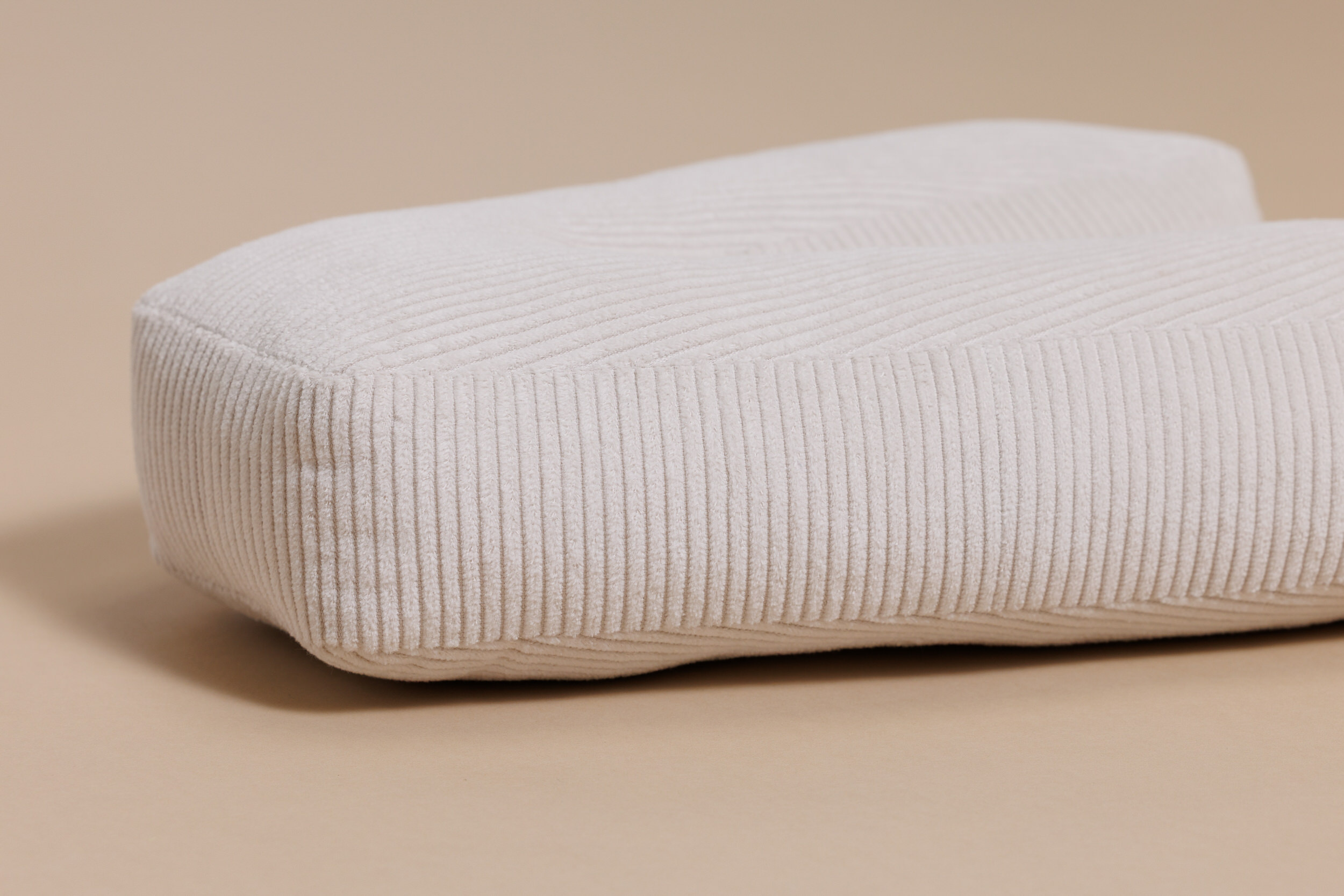 Coussin Lettre V - Velours Côtelé Écru Coussin Lettre V - Velours Côtelé Écru