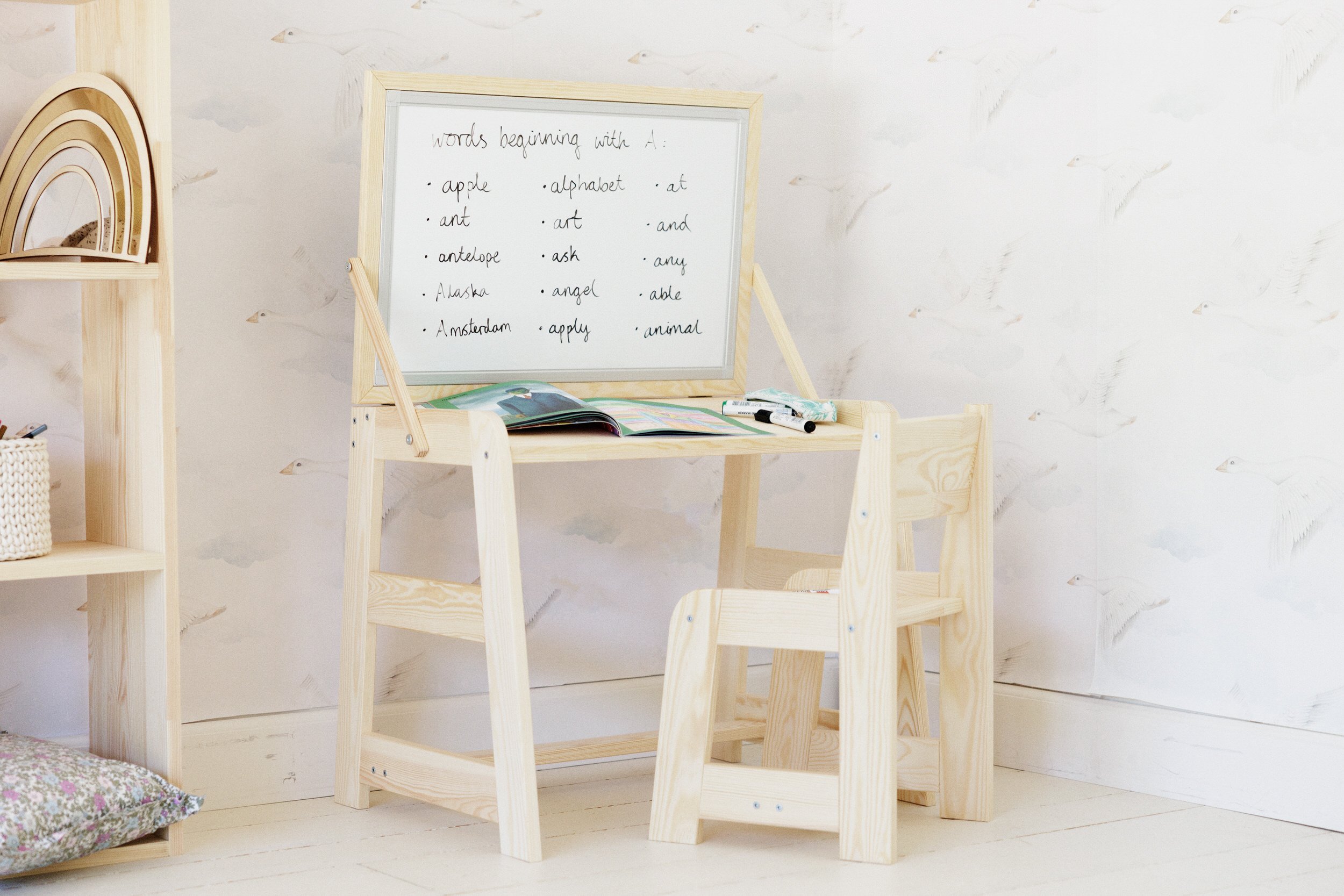 Escritorio y silla con pizarra magnética Escritorio y silla con pizarra magnética