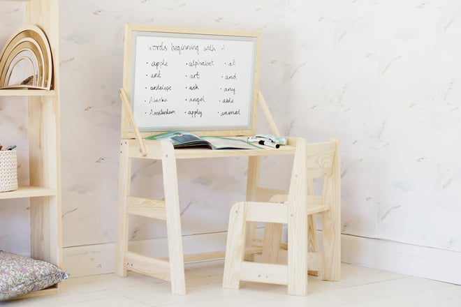  Escritorio y silla con pizarra magnética