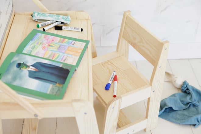  Escritorio y silla con pizarra magnética
