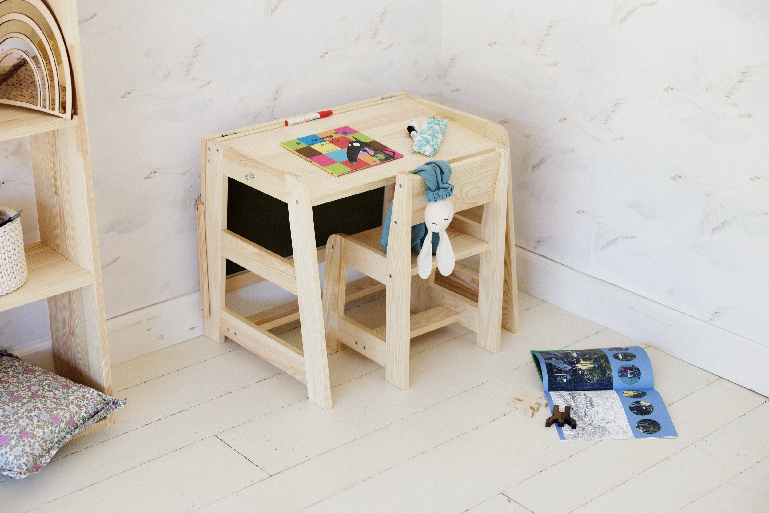 Escritorio y silla con pizarra magnética Escritorio y silla con pizarra magnética