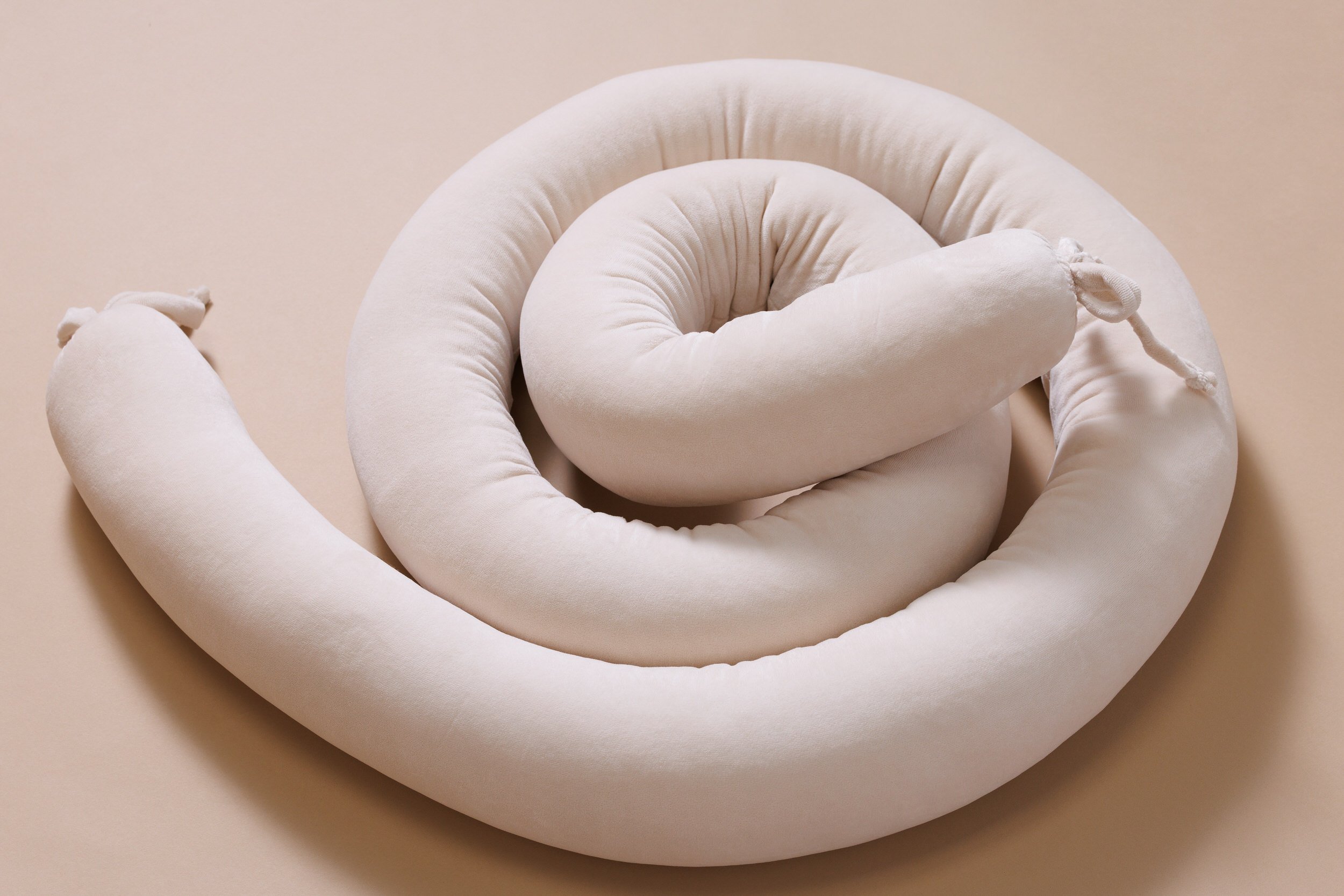 Contorno de Cama Travesseiro- Amêndoa Contorno de Cama Travesseiro- Amêndoa