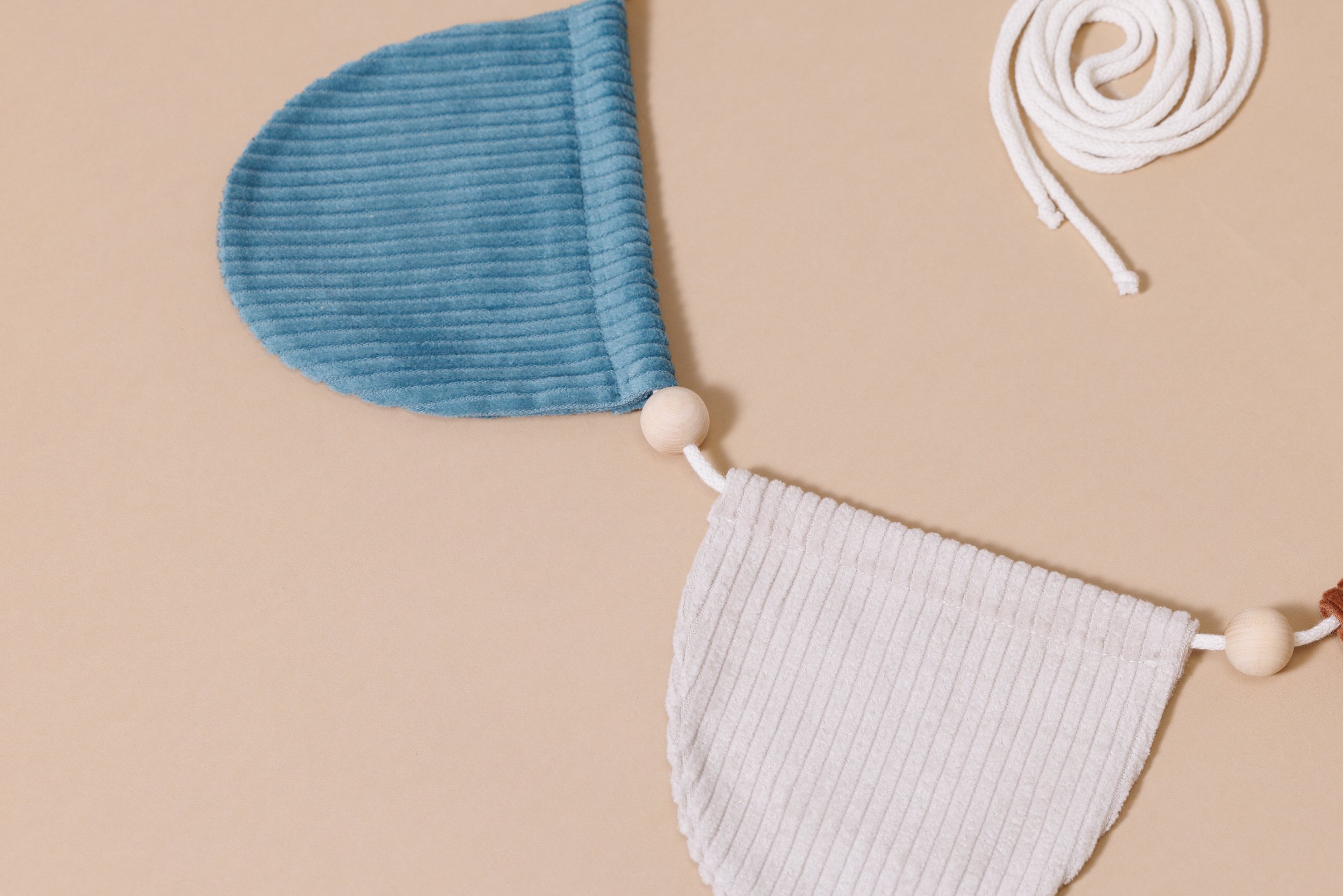 Girlanden Halbkreise aus Cord Cappuccino und Tannengrün Girlanden Halbkreise aus Cord Cappuccino und Tannengrün