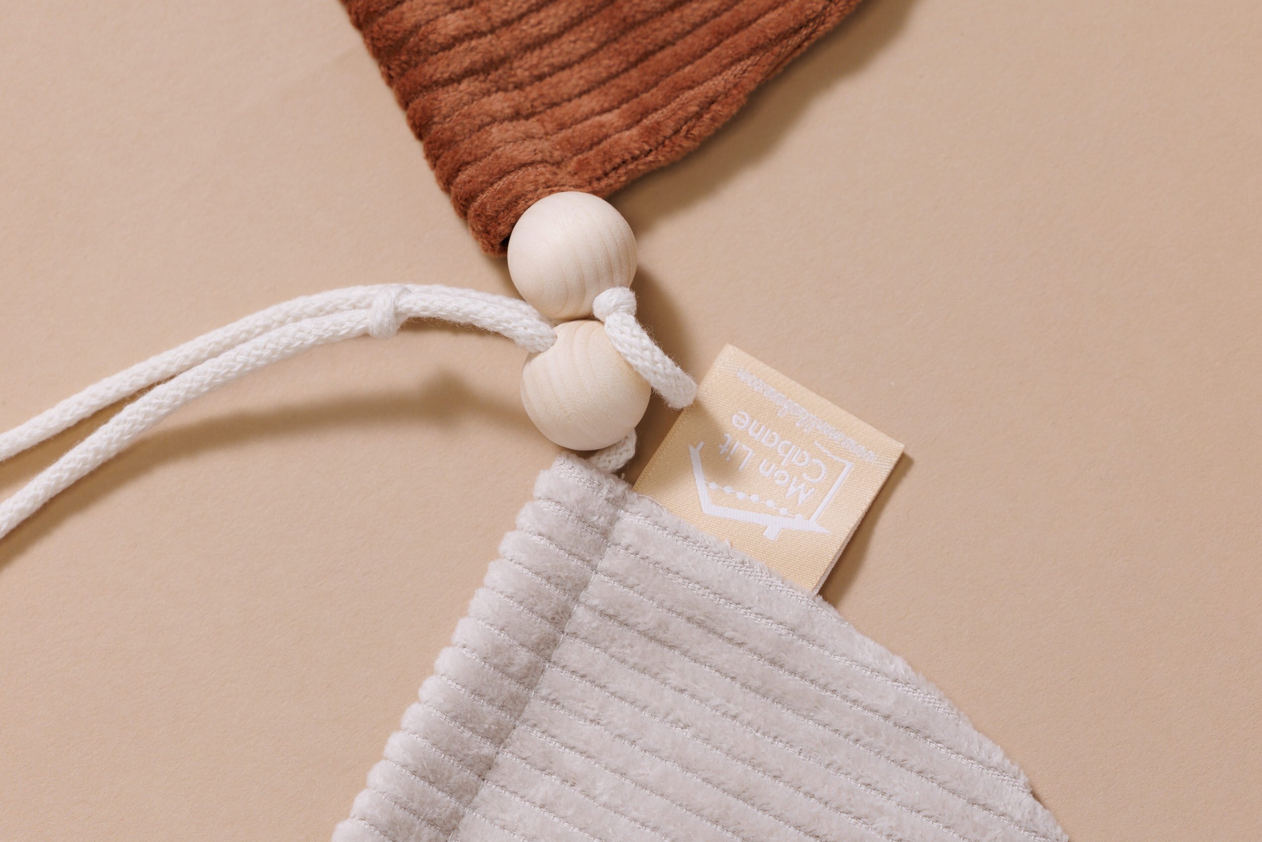 Girlanden Halbkreise aus Cord Cappuccino und Tannengrün Girlanden Halbkreise aus Cord Cappuccino und Tannengrün