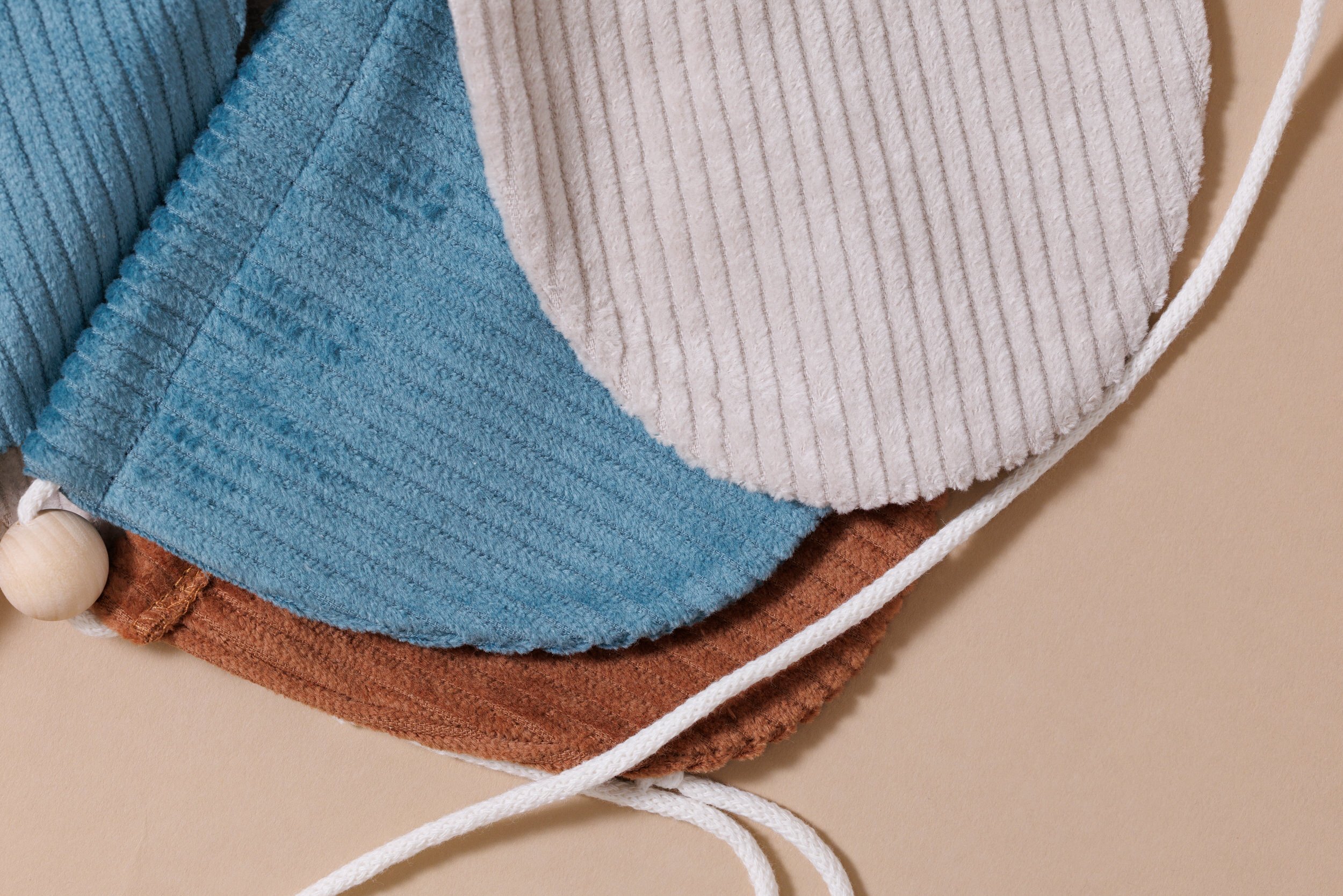 Girlanden Halbkreise aus Cord Cappuccino und Tannengrün Girlanden Halbkreise aus Cord Cappuccino und Tannengrün