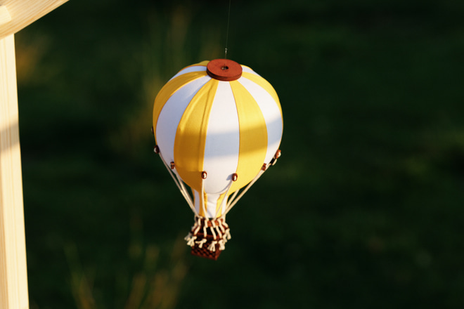 Žlutý horkovzdušný balon