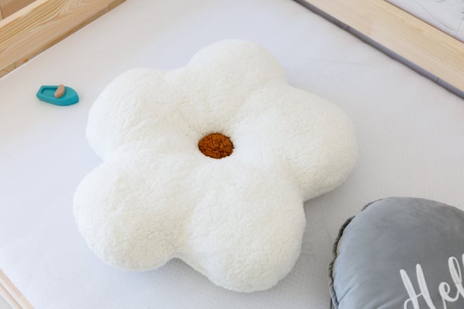 Bouclé-Gänseblümchen-Kissen – Ecru