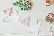 Ghirlanda di Triangoli in Velluto a Coste Crema e Rosa