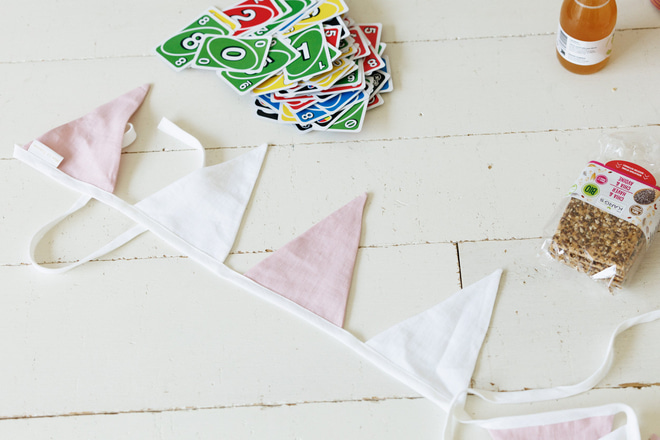 Ghirlanda di Triangoli in Velluto a Coste Crema e Rosa