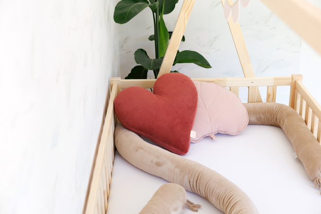 Coussin Coeur en Velours Côtelé Framboise