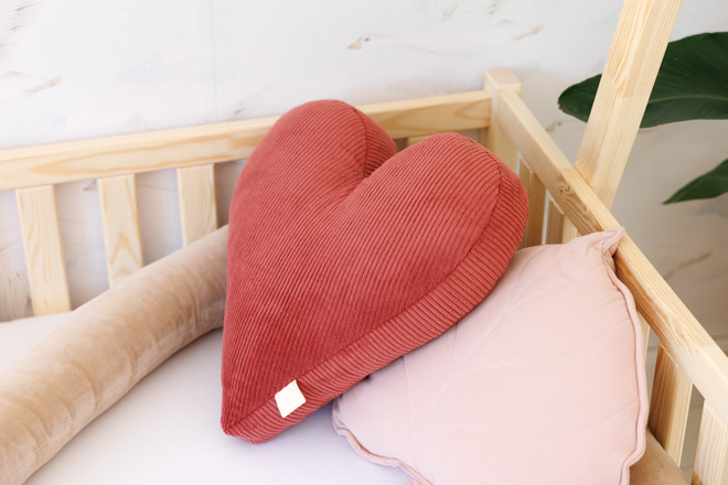 Coussin Coeur en Velours Côtelé Framboise