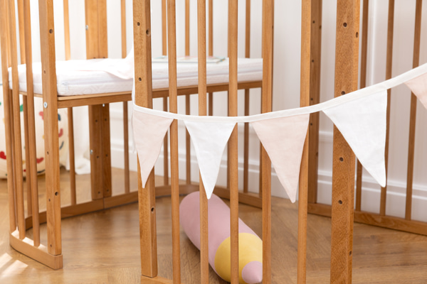 Ghirlanda di Triangoli in Velluto a Coste Crema e Rosa