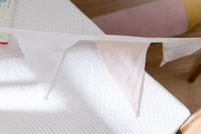 Ghirlanda di Triangoli in Velluto a Coste Crema e Rosa