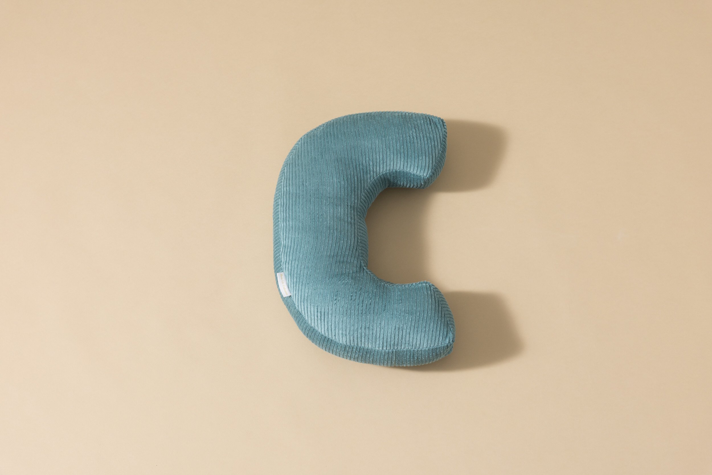 Coussin Lettre C - Velours Côtelé Bleu Coussin Lettre C - Velours Côtelé Bleu