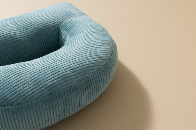 Letterkussen D - blauw ribfluweel - 4