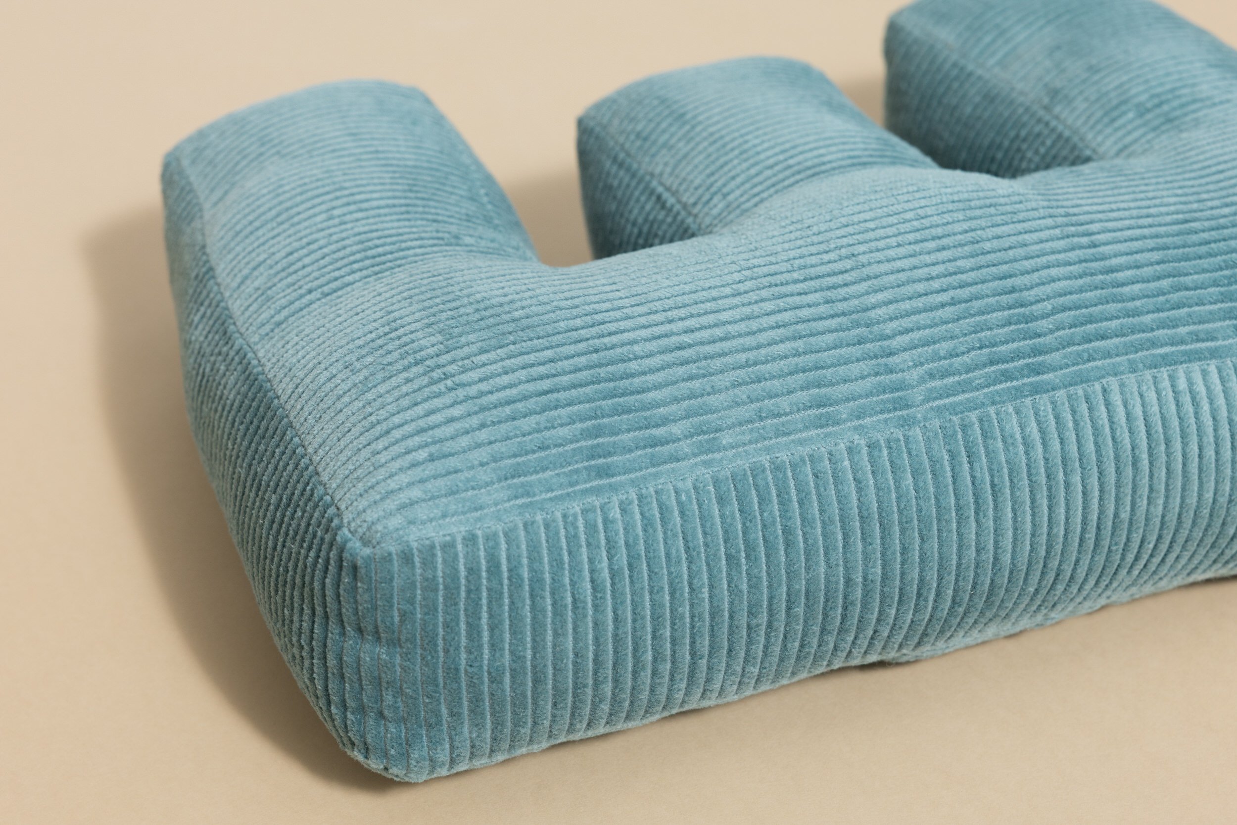 Coussin Lettre E - Velours Côtelé Bleu Coussin Lettre E - Velours Côtelé Bleu