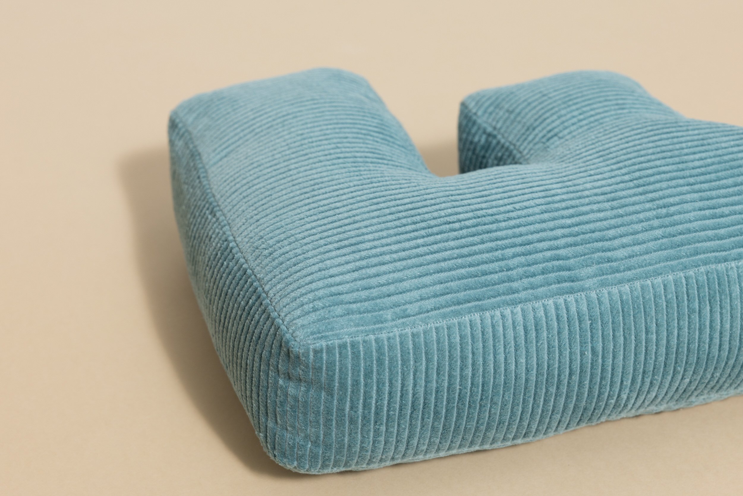 Coussin Lettre F - Velours Côtelé Bleu Coussin Lettre F - Velours Côtelé Bleu