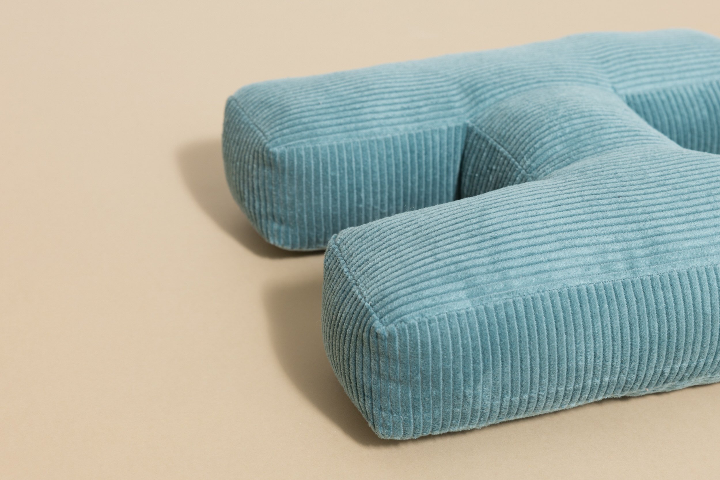 Coussin Lettre H - Velours Côtelé Bleu Coussin Lettre H - Velours Côtelé Bleu