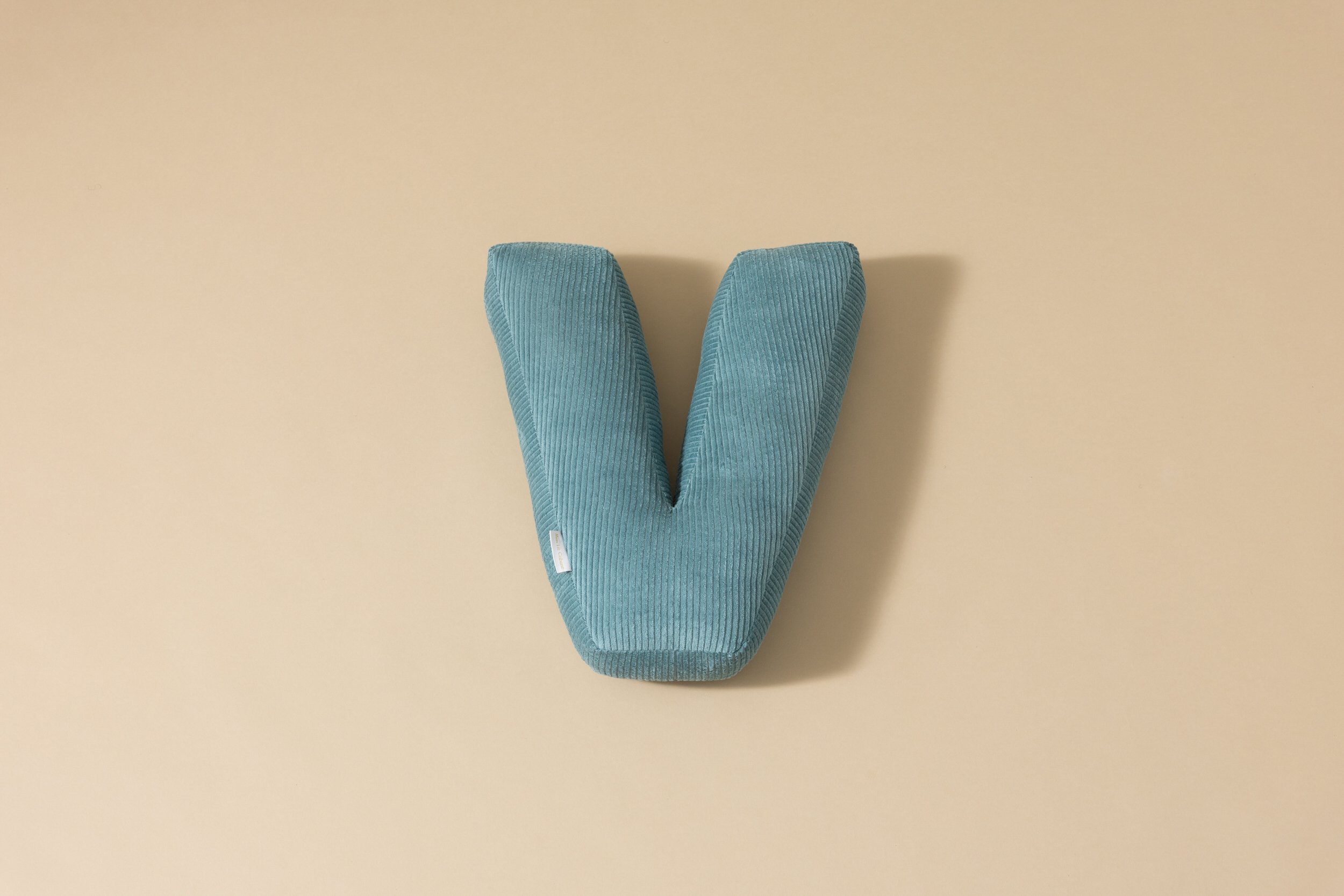 Coussin Lettre V - Velours Côtelé Bleu Coussin Lettre V - Velours Côtelé Bleu