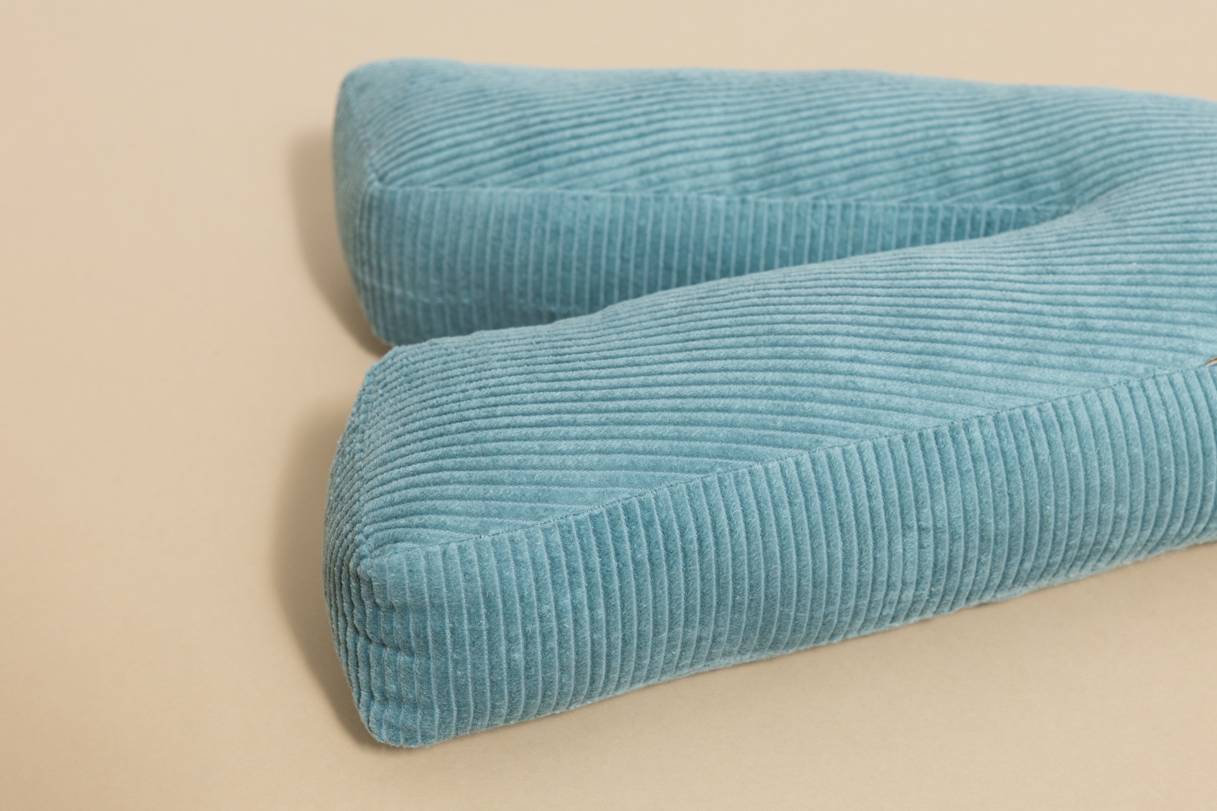 Coussin Lettre V - Velours Côtelé Bleu Coussin Lettre V - Velours Côtelé Bleu