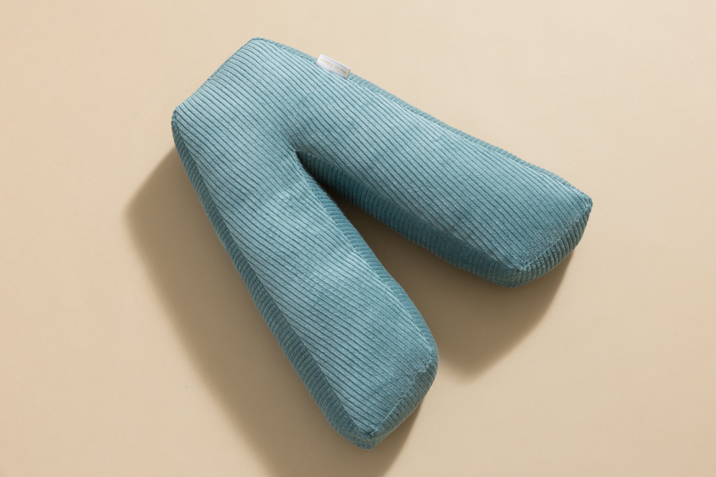 Coussin Lettre V - Velours Côtelé Bleu Coussin Lettre V - Velours Côtelé Bleu