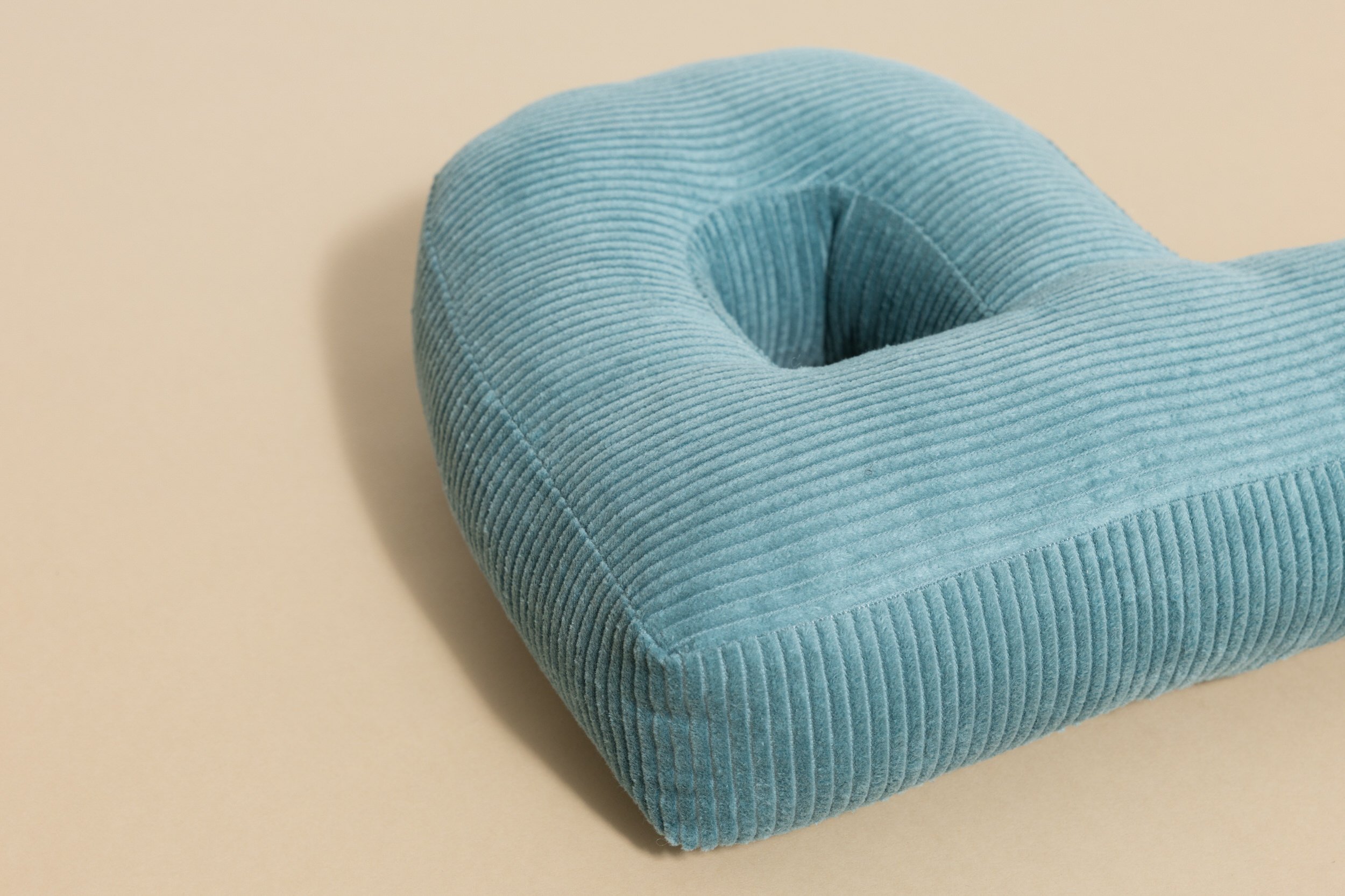 Coussin Lettre P - Velours Côtelé Bleu Coussin Lettre P - Velours Côtelé Bleu