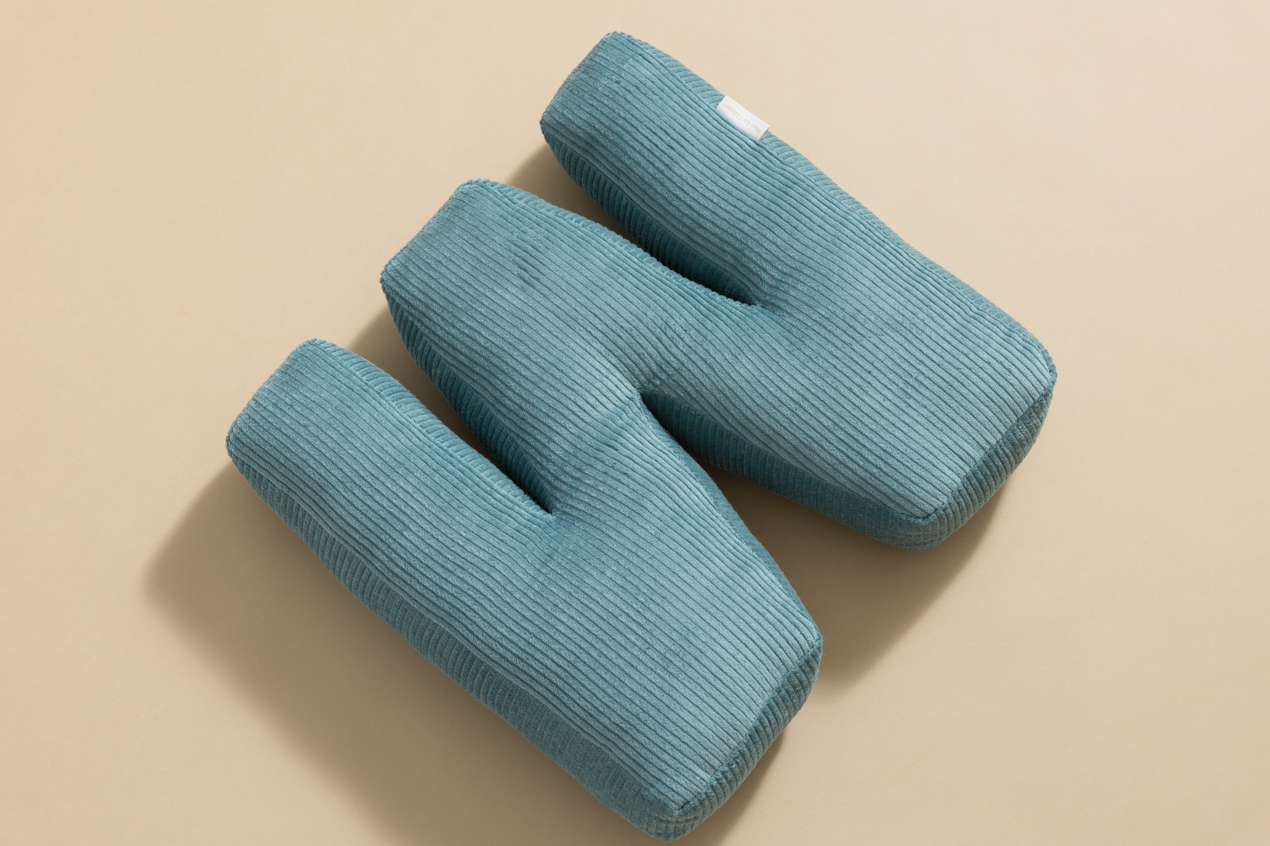 Coussin Lettre M - Velours Côtelé Bleu Coussin Lettre M - Velours Côtelé Bleu