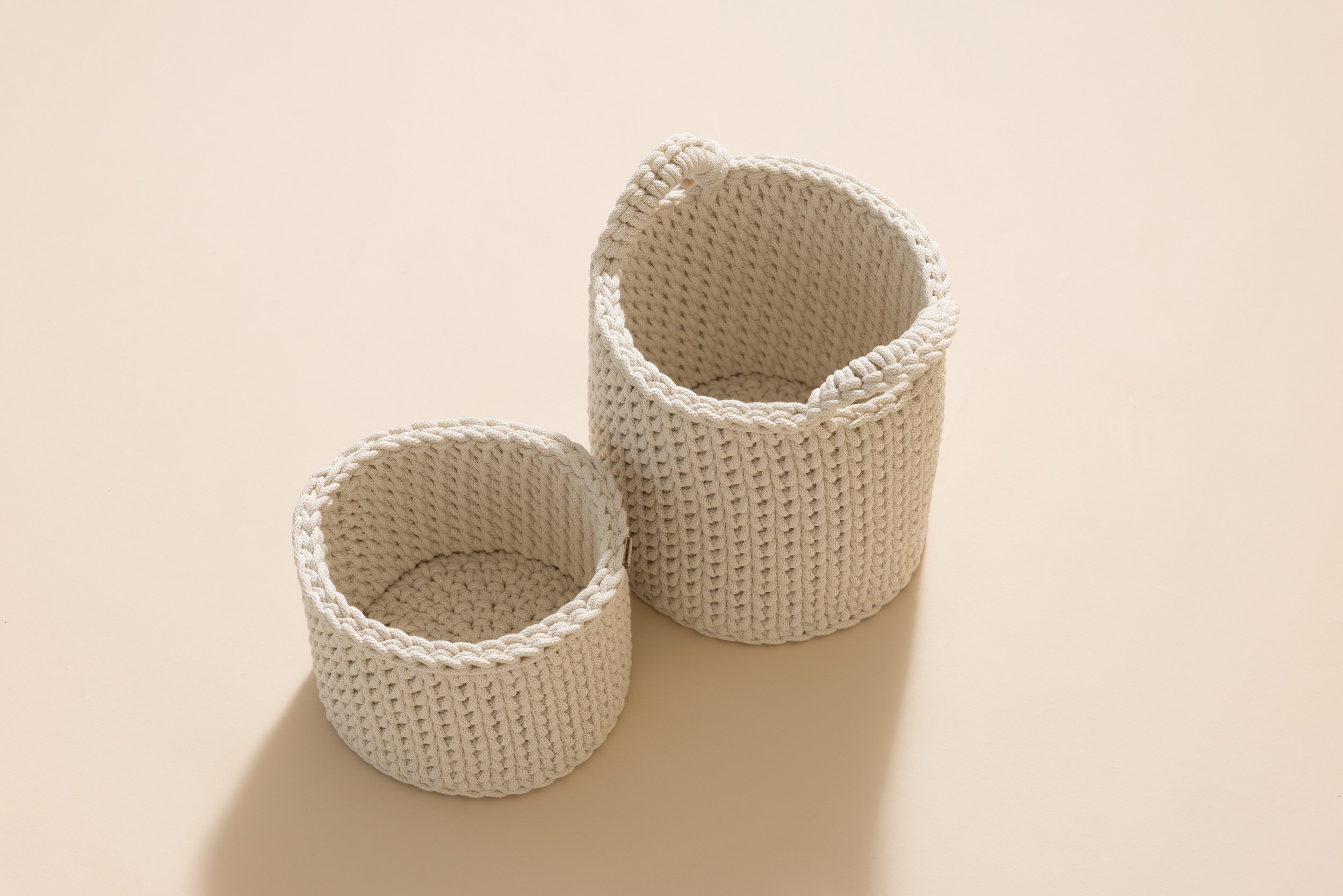 Conjunto de 2 cestos de toilette em croché Conjunto de 2 cestos de toilette em croché