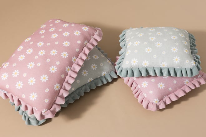 Rectangular Velour Daisy Cushion - Powder Pink
