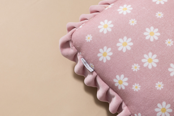 Quadratisches Velour-Kissen - Daisy Powder Pink