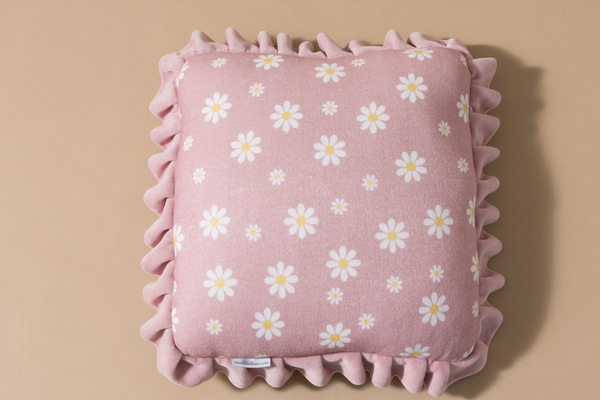 Quadratisches Velour-Kissen - Daisy Powder Pink