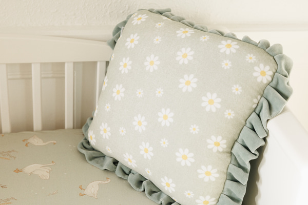 Quadratisches Velour-Kissen - Daisy Salbeigrün