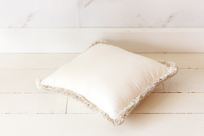 Boho-Vanille-Kissen mit Beigespitze